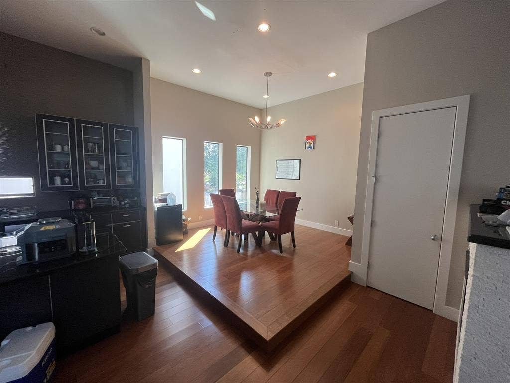 3rd Floor Room Available in Heights