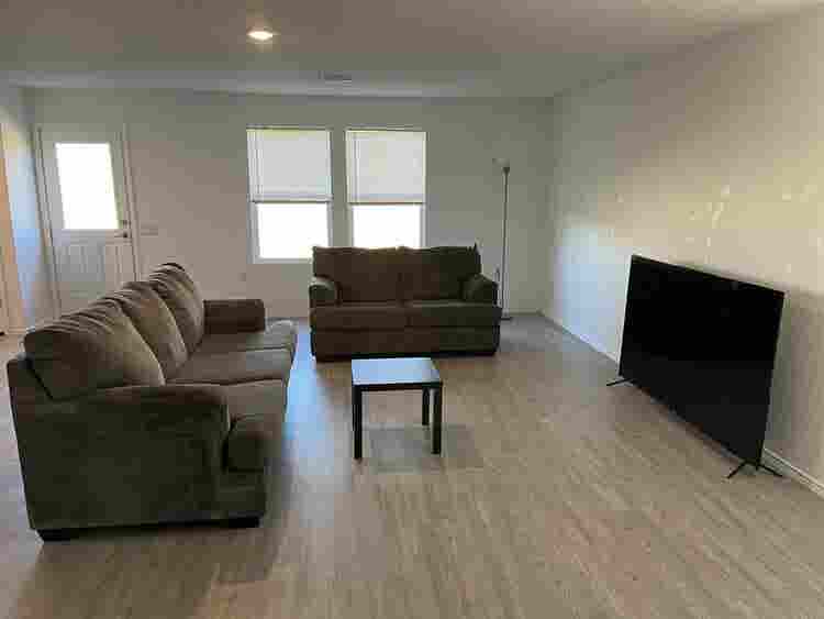 Room in Northeast Side w/ Utilities