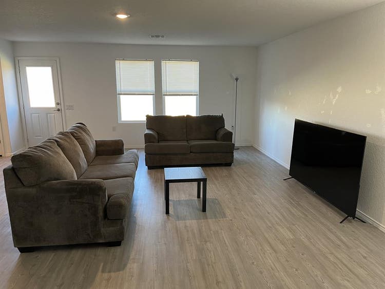 Room in Northeast Side w/ Utilities