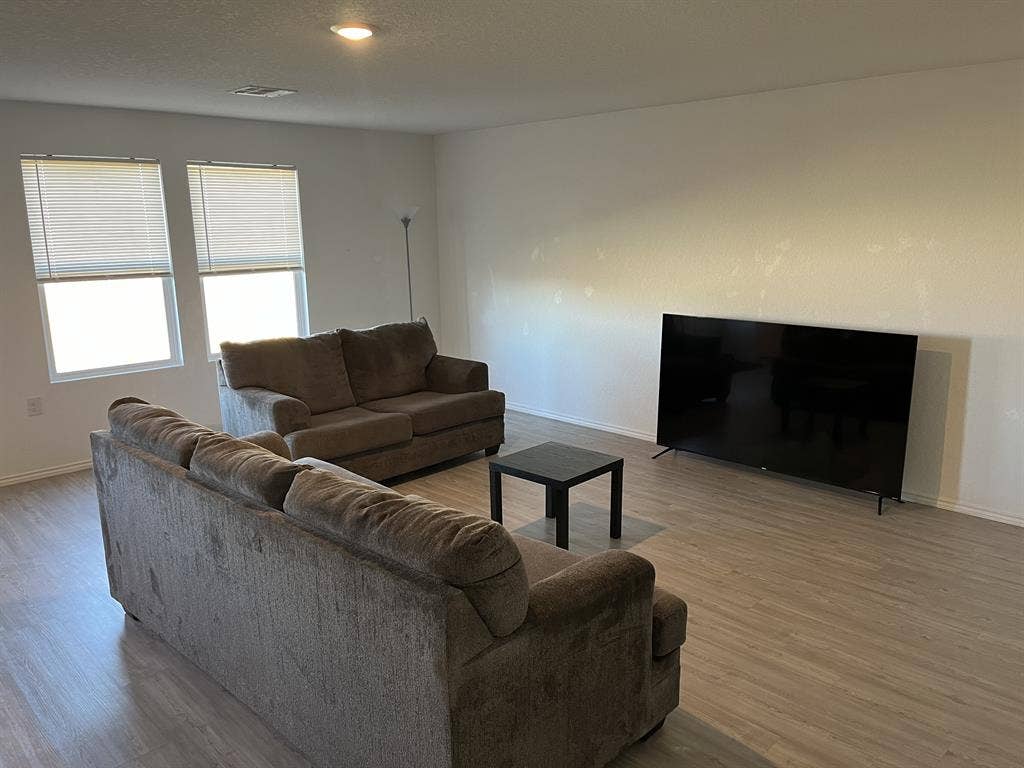 Room in Northeast Side w/ Utilities