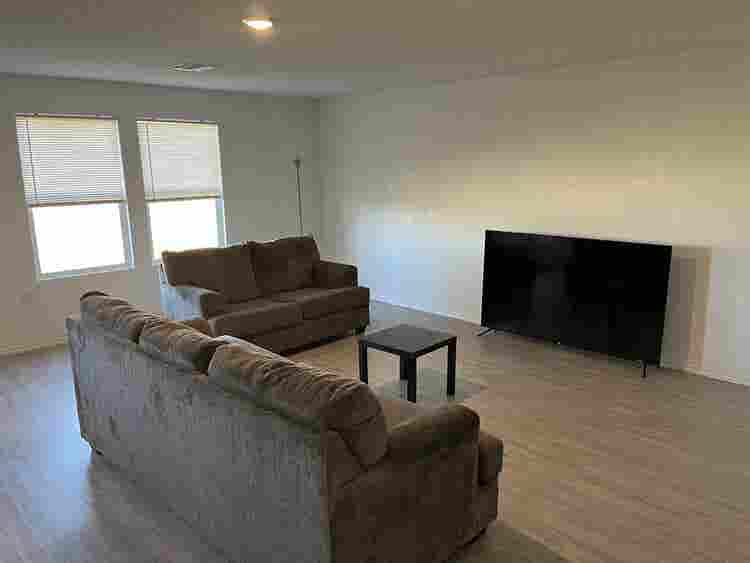 Room in Northeast Side w/ Utilities
