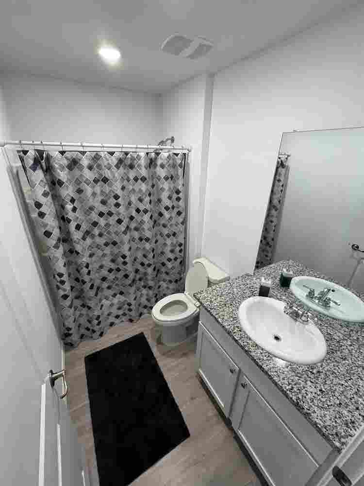 Room in Northeast Side w/ Utilities