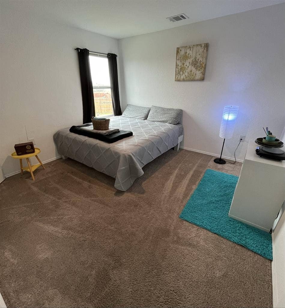 Room in Northeast Side w/ Utilities