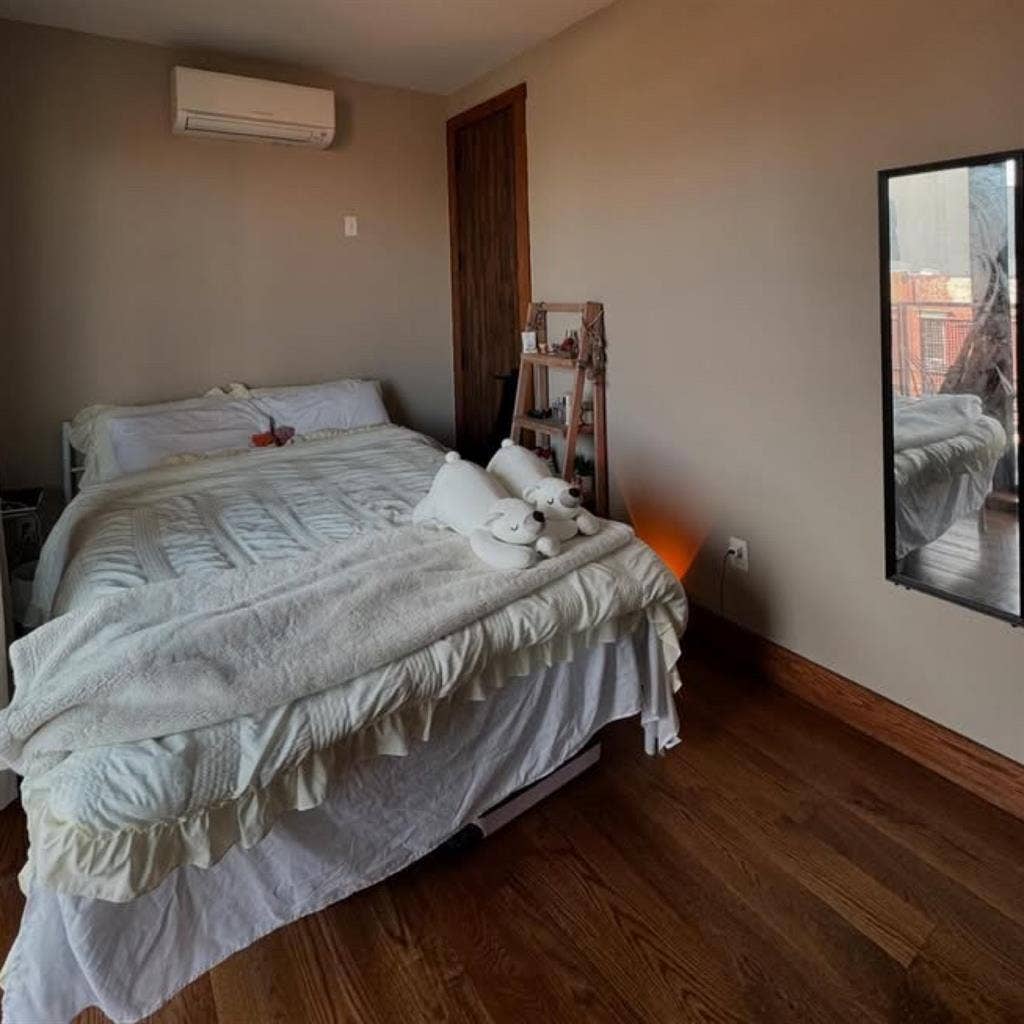 Large Bedroom Available in Brooklyn