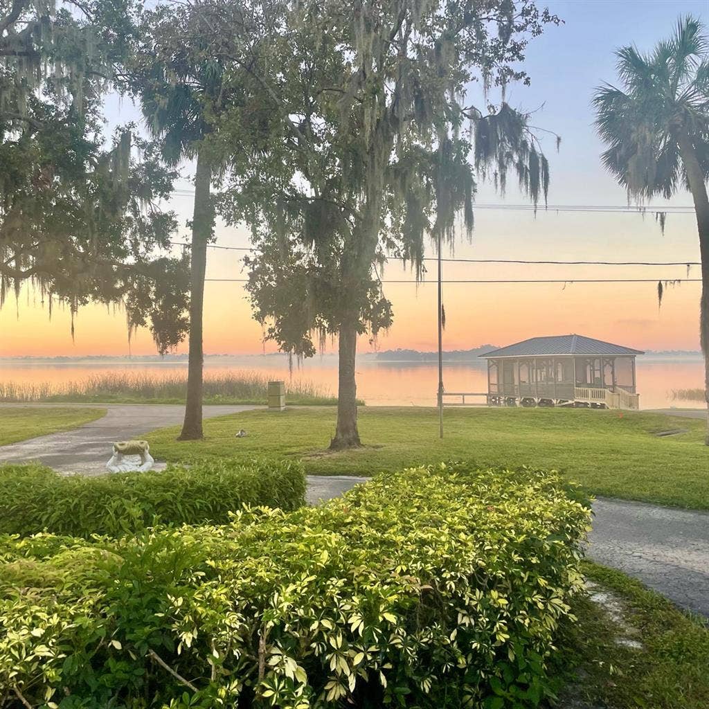 Lake front in historic Mt Dora