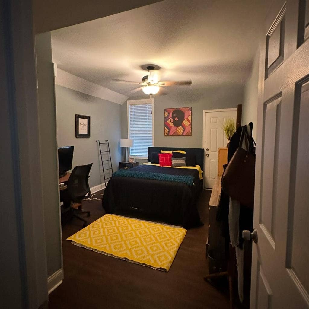 Looking for a female roommate