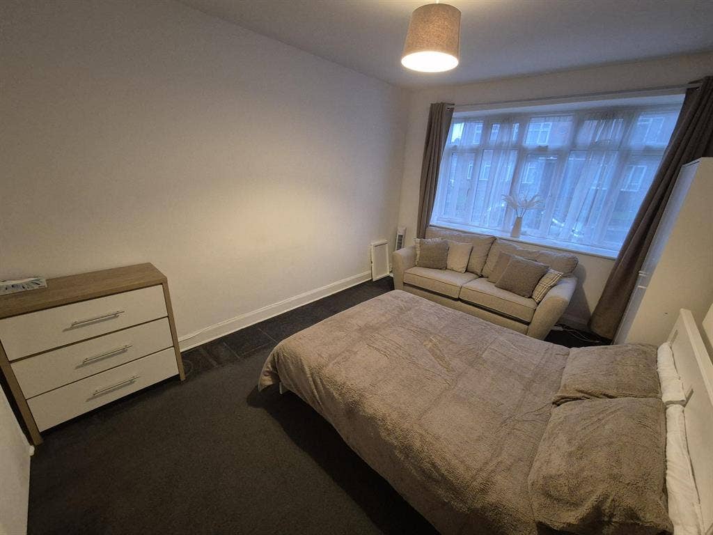 Spacious Double Room in Neasden