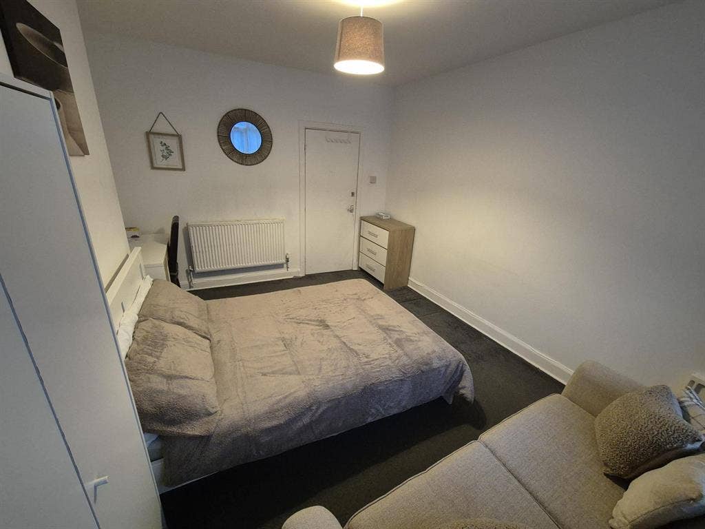 Spacious Double Room in Neasden