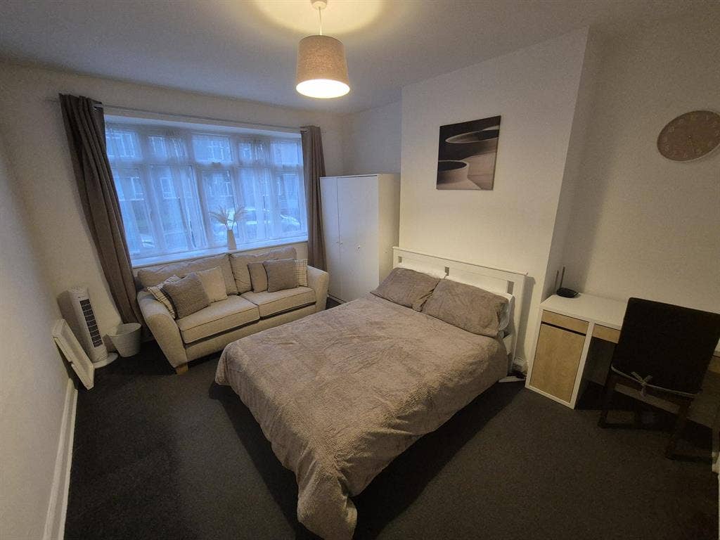 Spacious Double Room in Neasden