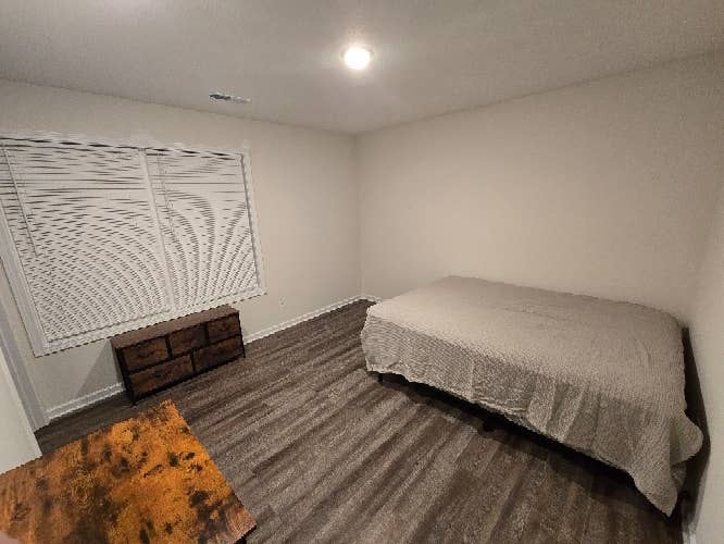 Looking for roommate, Townhouse