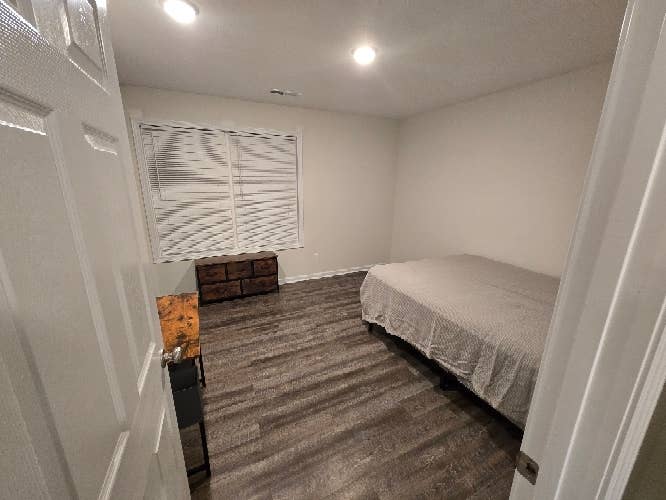 Looking for roommate, Townhouse