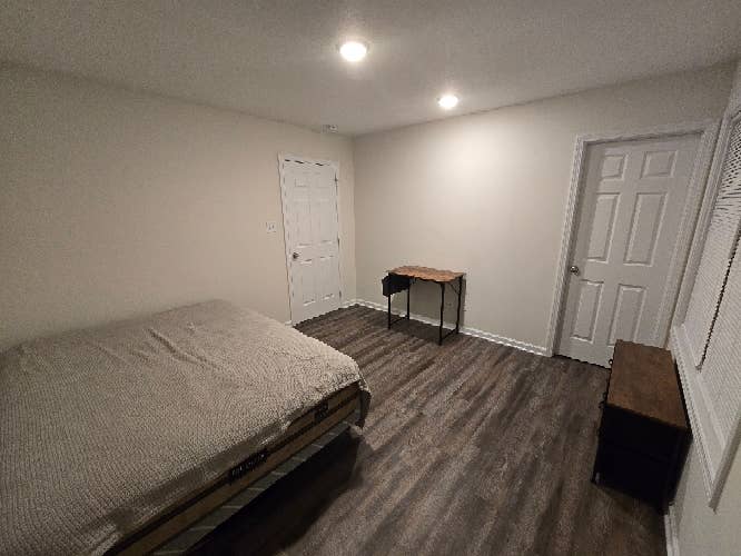 Looking for roommate, Townhouse