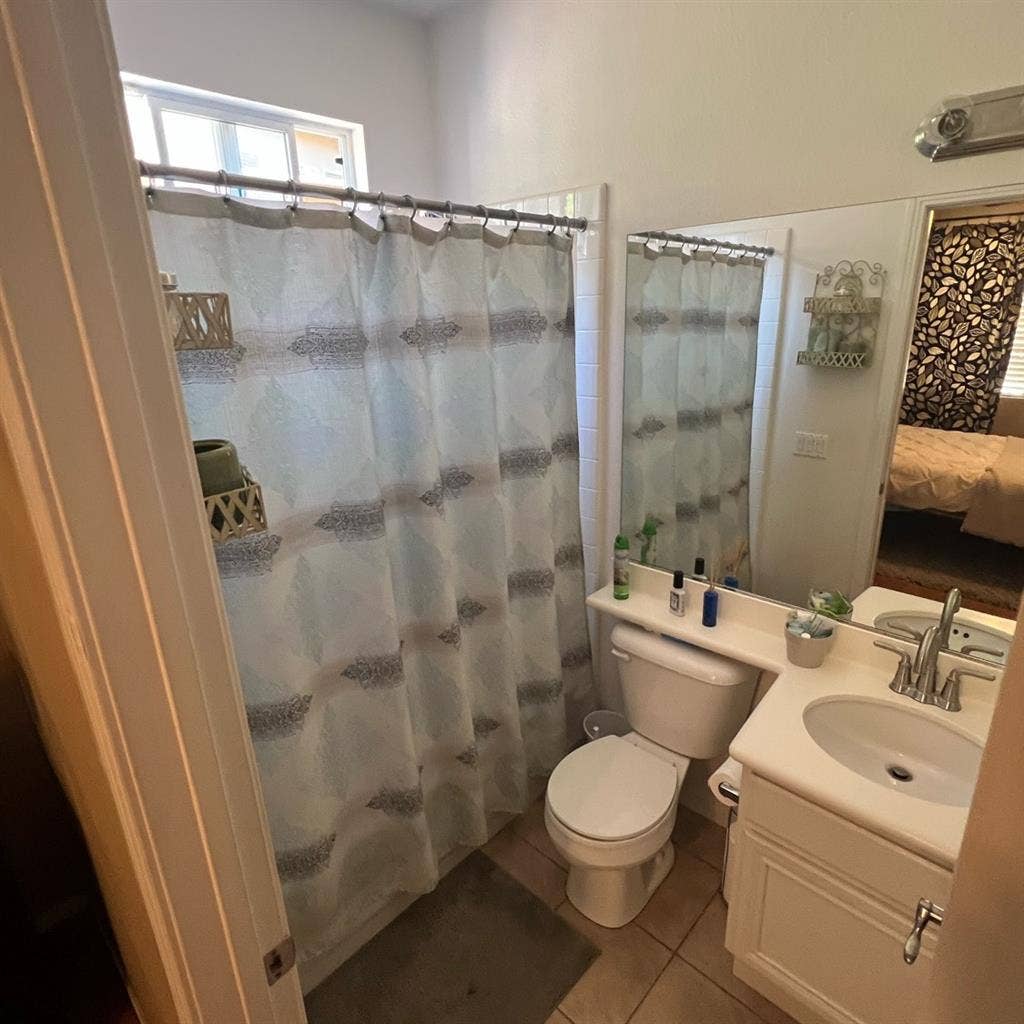 Private bath/furnished queen/pool