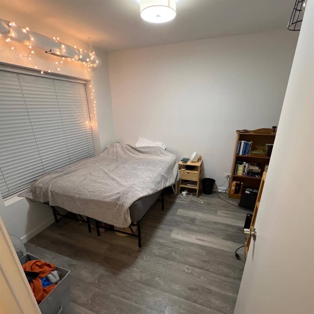 Half of a 2 bedroom - Andersonville