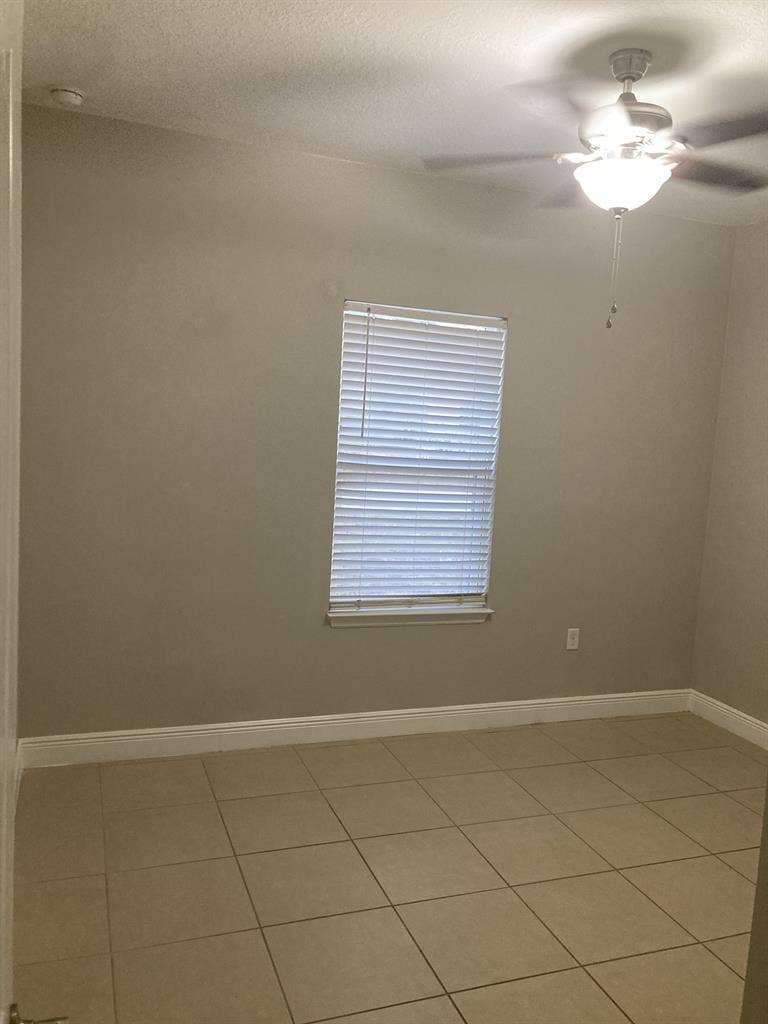 Room for rent in a 4 bedroom house