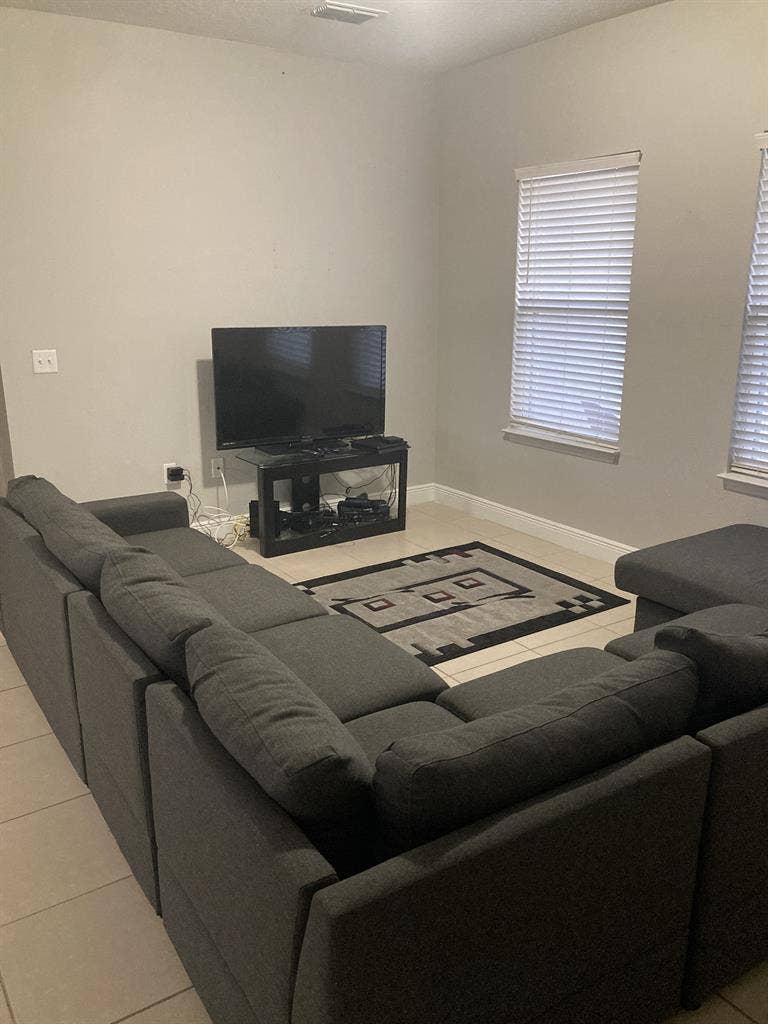 Room for rent in a 4 bedroom house