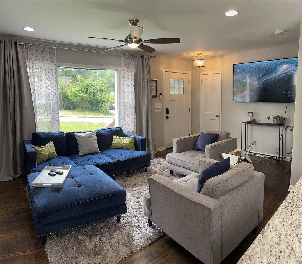 Bright Inviting Room in WestAtlanta