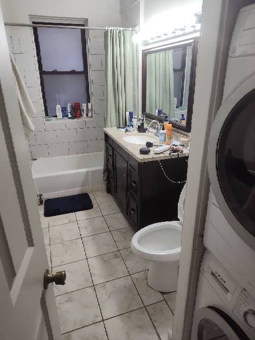 Looking for roommate in Edgewater