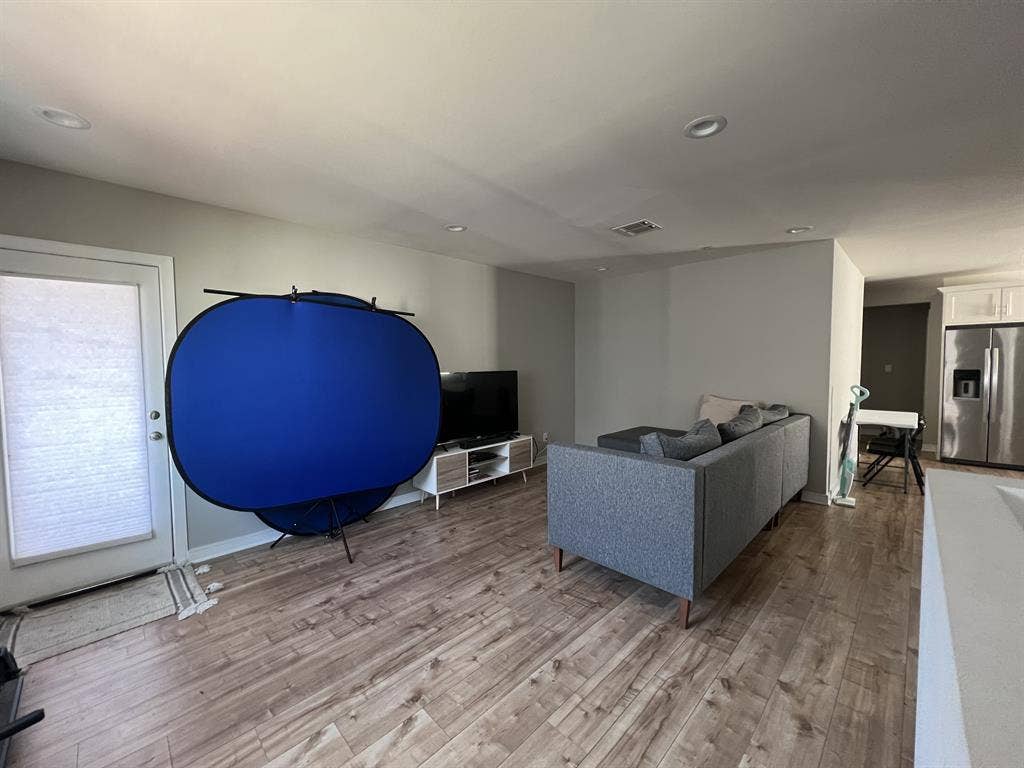 URGENT Hollywood Room for rent $