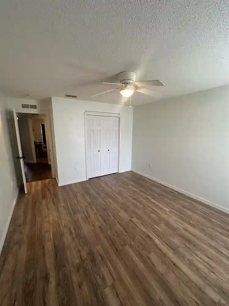 1 bed room / 1 shared bathroomm