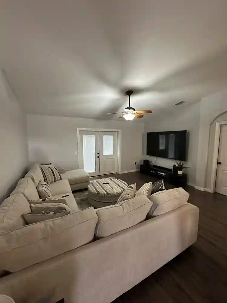 1 bed room / 1 shared bathroomm