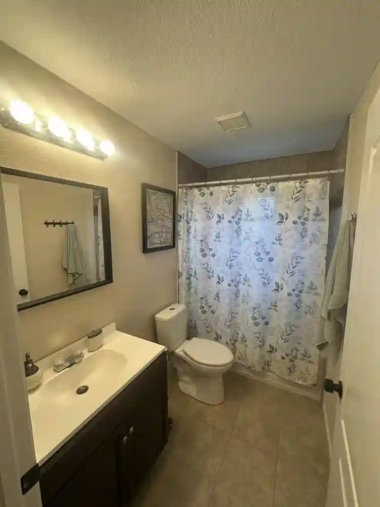 1 bed room / 1 shared bathroomm