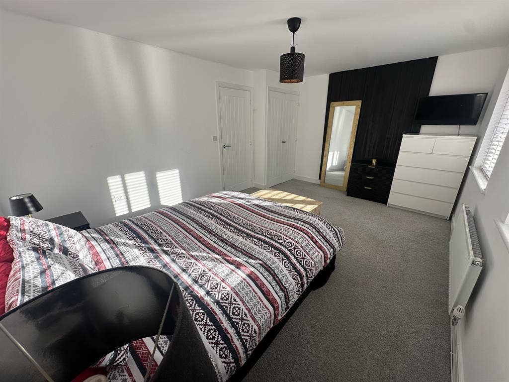 Large Double Room Furnished £