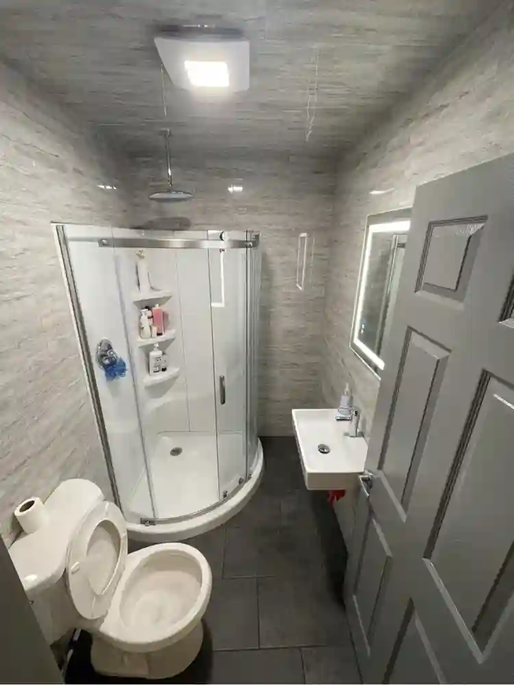 AFFORDABLE, CLEAN! NEAR BUS & TRAIN