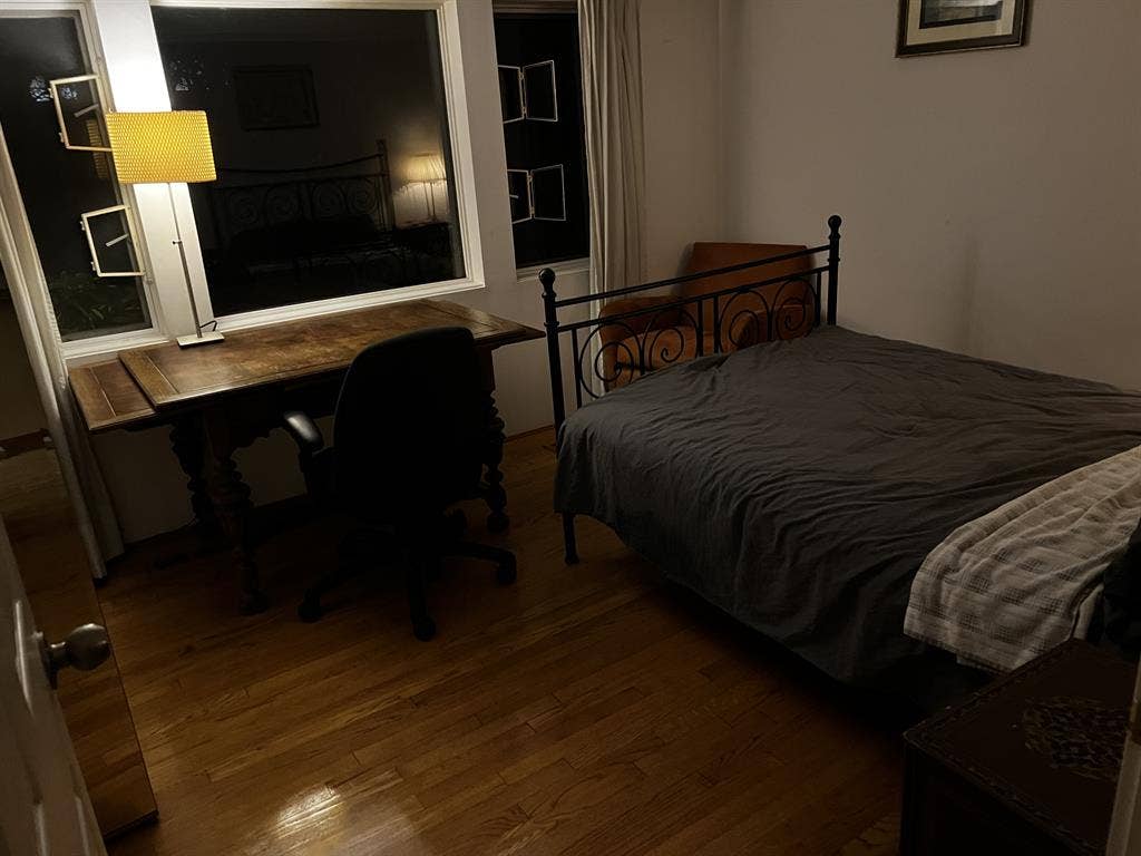 Artistic community home room sublet