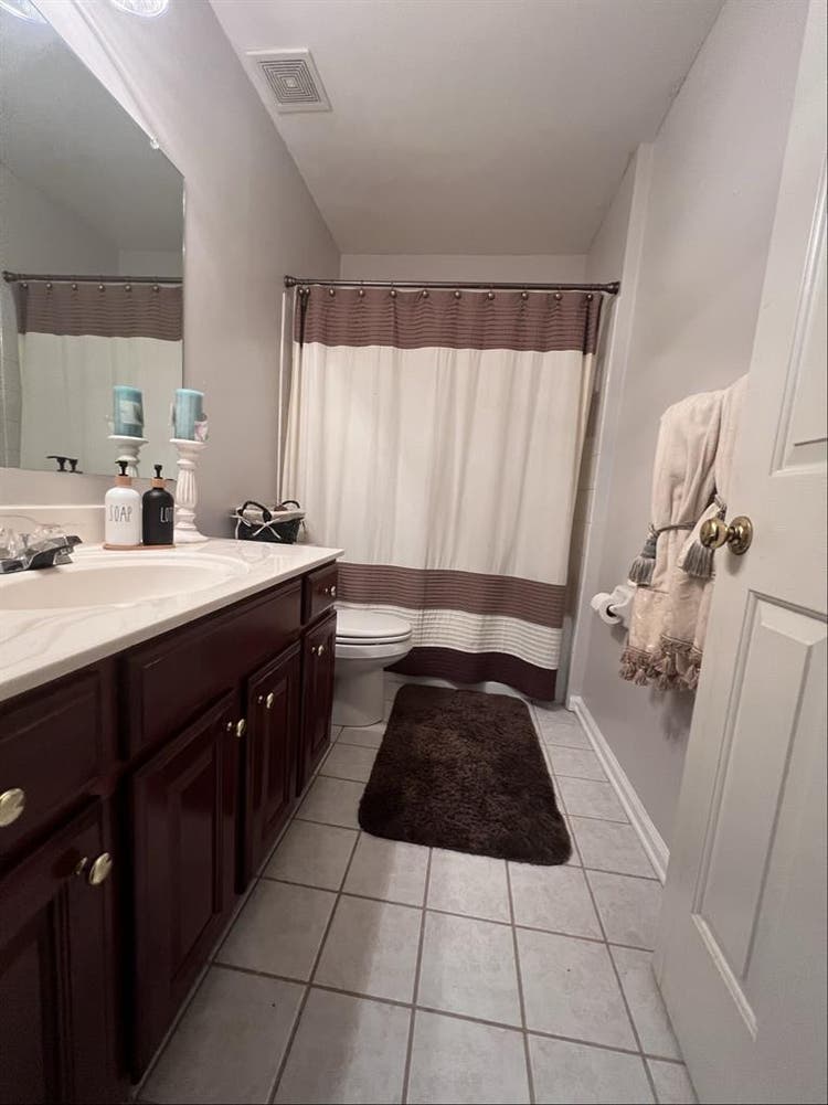 Upscale neighborhood Apartment