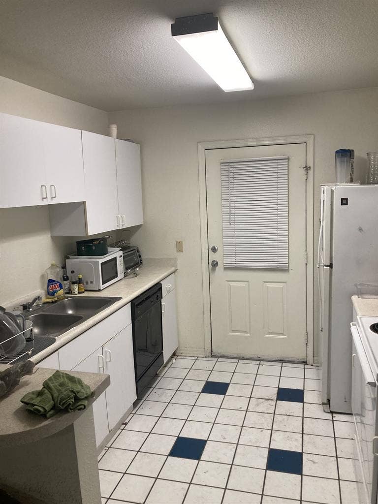 Subleasing apt at Campus Crossings