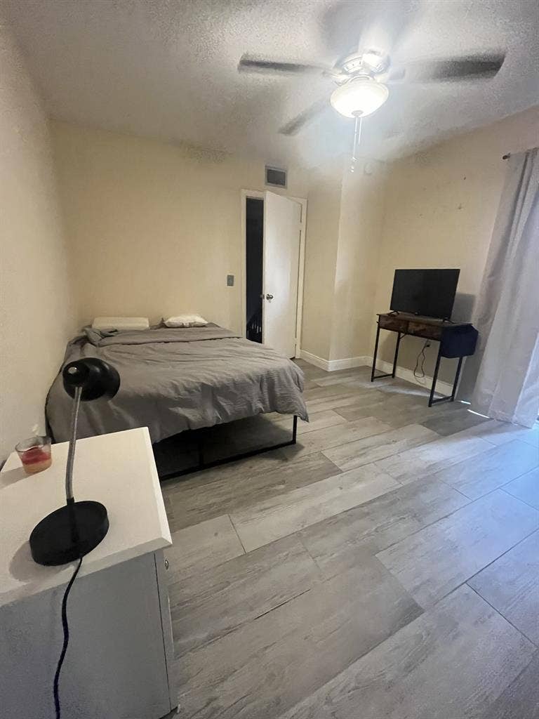 Beautiful townhome/ quiet area