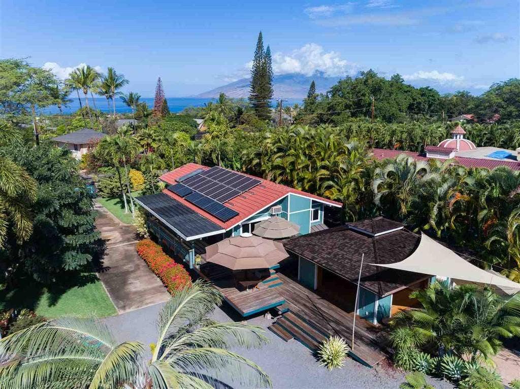 Private room in Maui Meadows