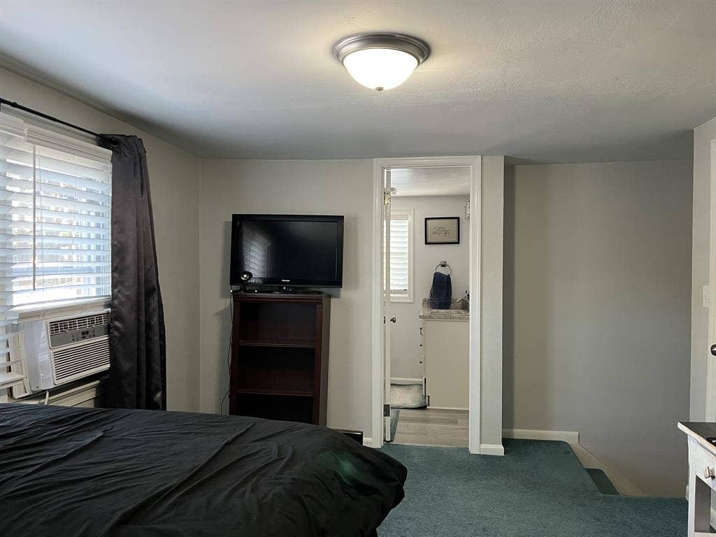 Medium room w/ full bath & walk in