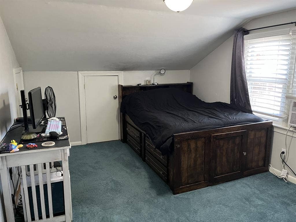 Medium room w/ full bath & walk in