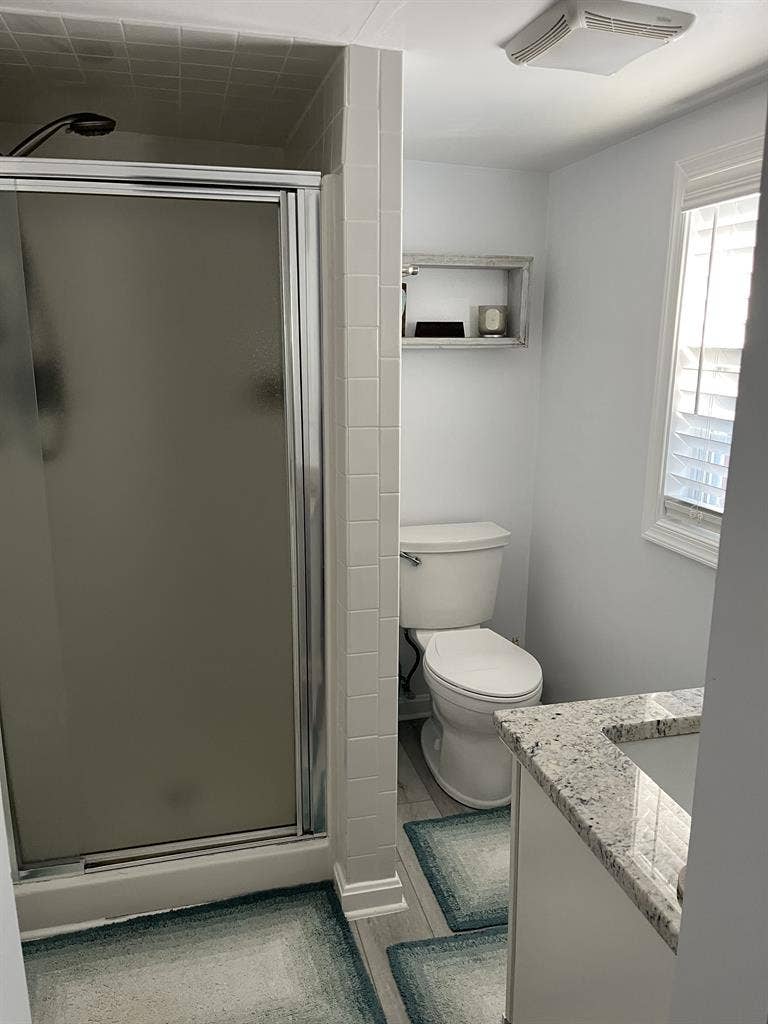 Medium room w/ full bath & walk in