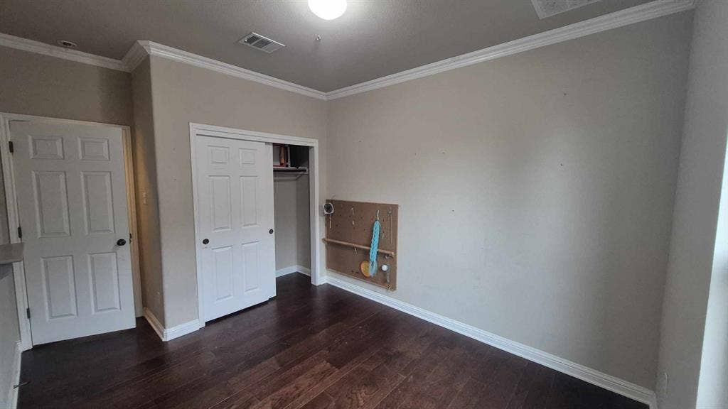 Main level bedroom w/full bath