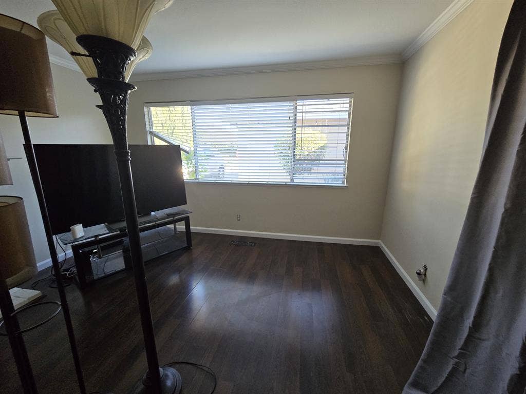 Large Living Room.Female only