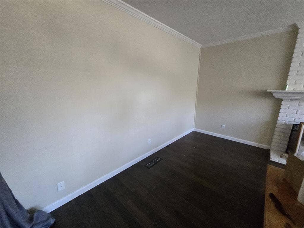 Large Living Room.Female only