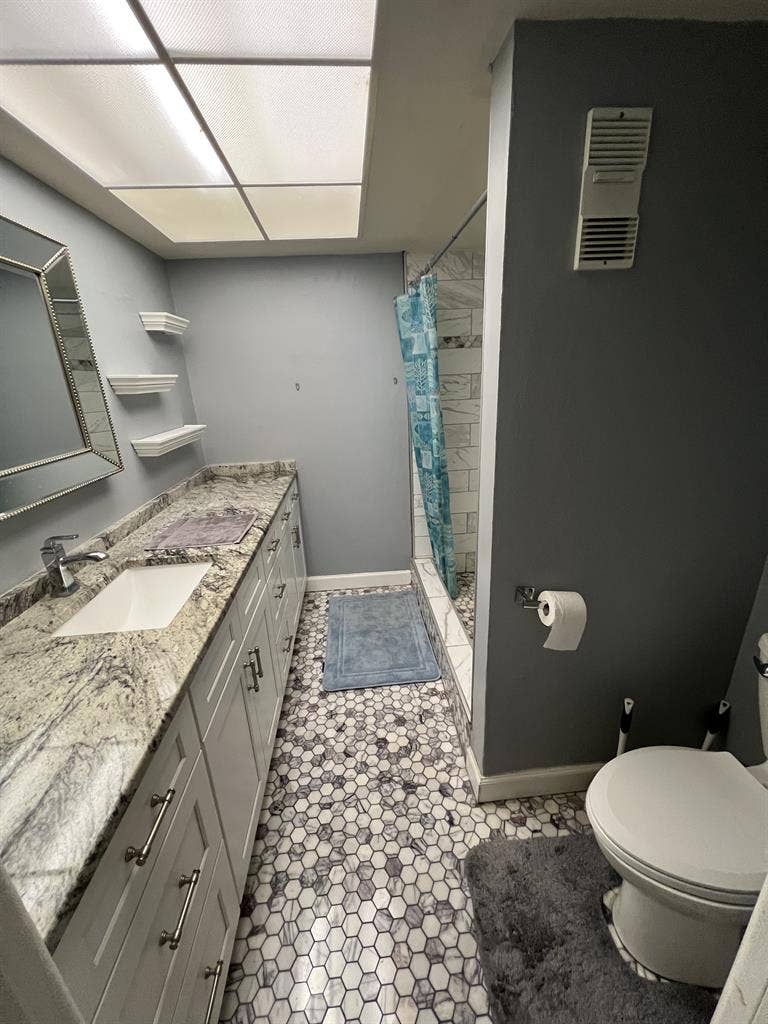 Room w private bathroom for rent