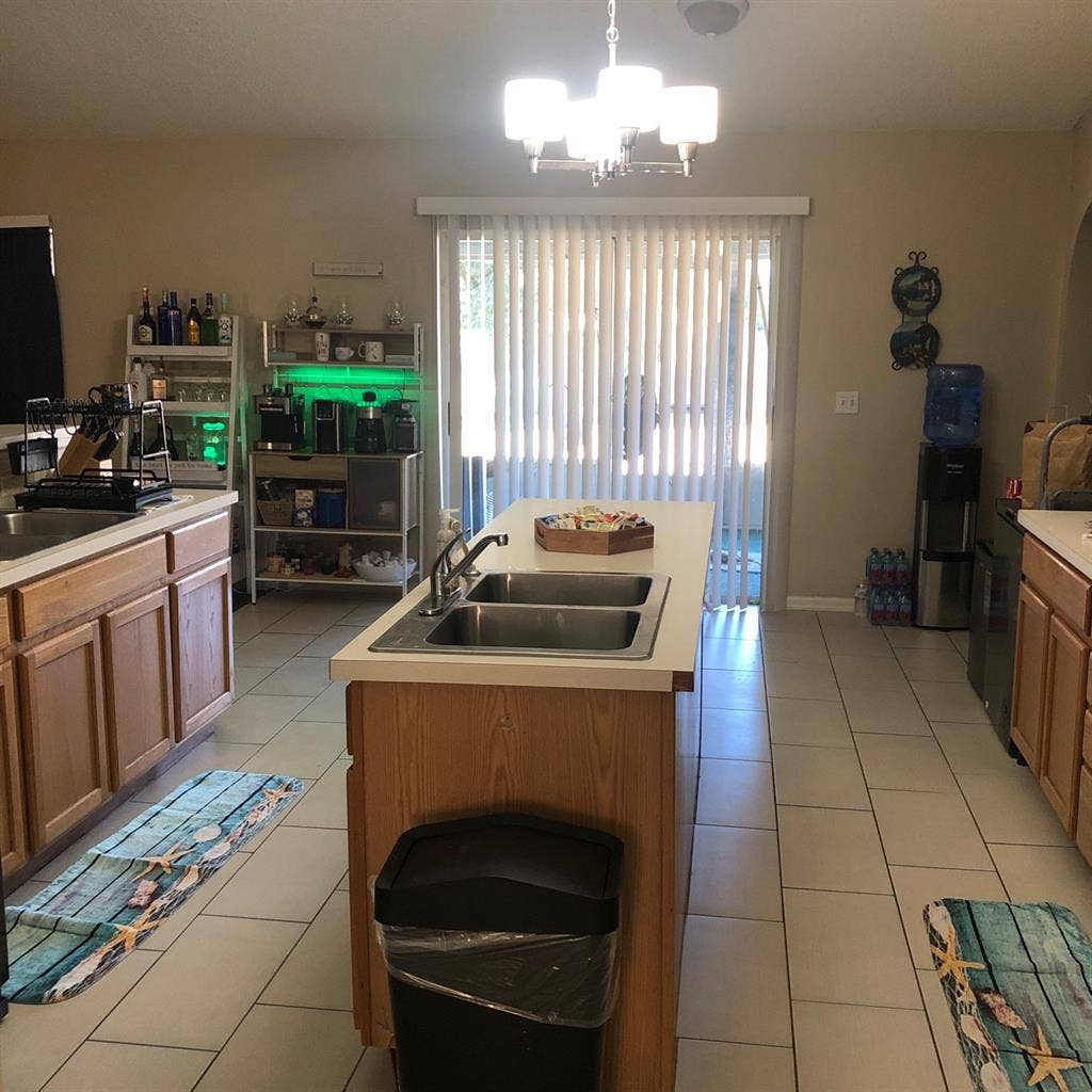 Looking for roommate