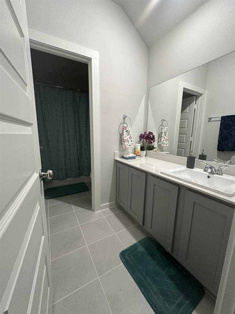 Peaceful room/clean bathroom