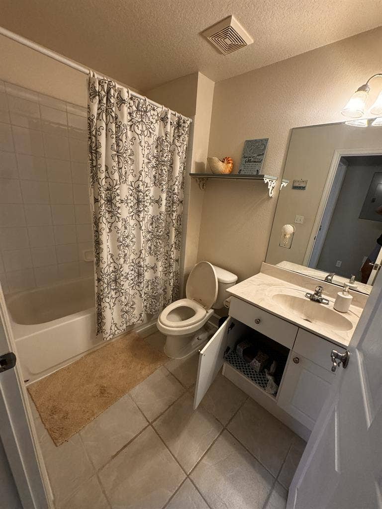 2 furnished rooms with private bath