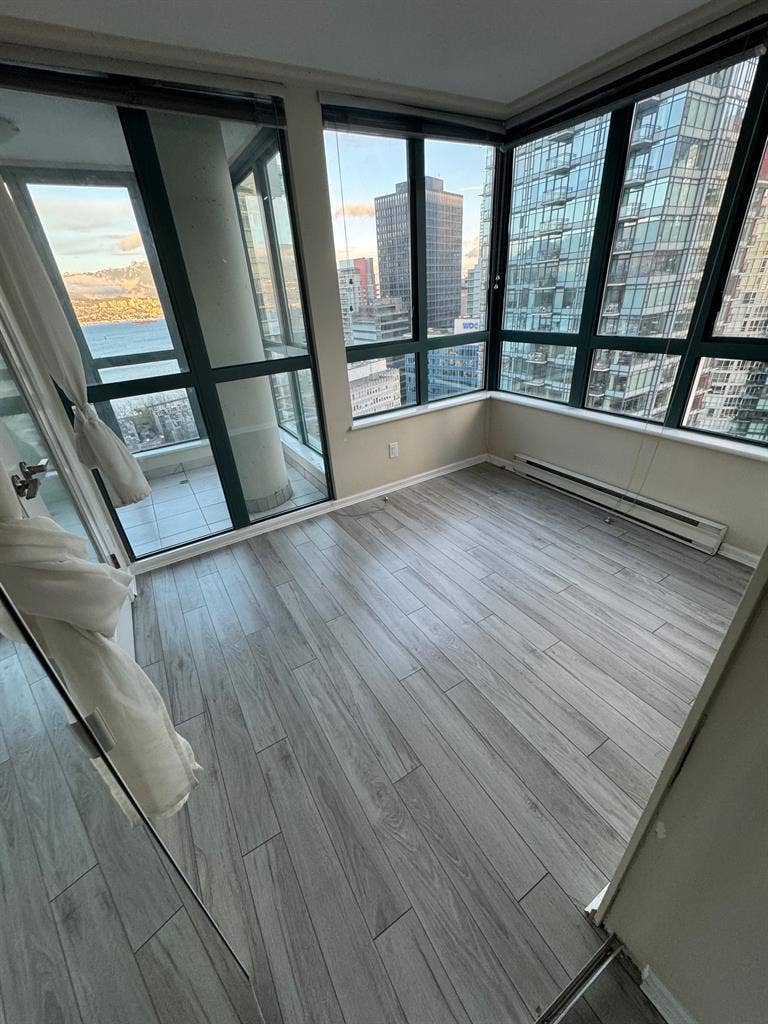 Room in Spacious ba Downtown