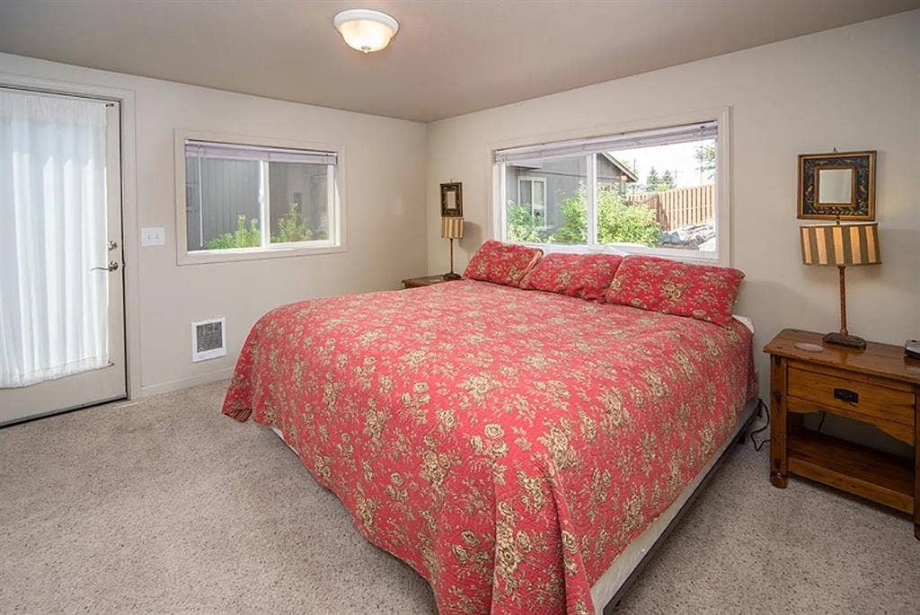 Room available in SE Bend Feb. 1st!