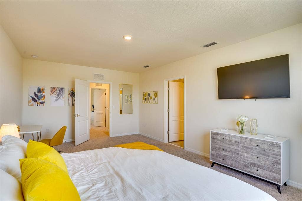 Large Room w/ Private Bathoom