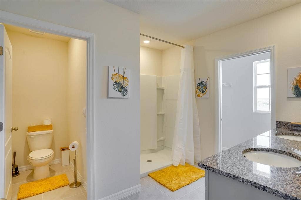 Large Room w/ Private Bathoom