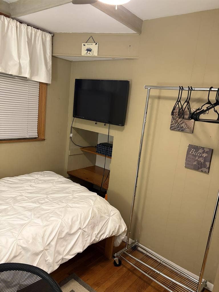 Small cozy room in Newton $