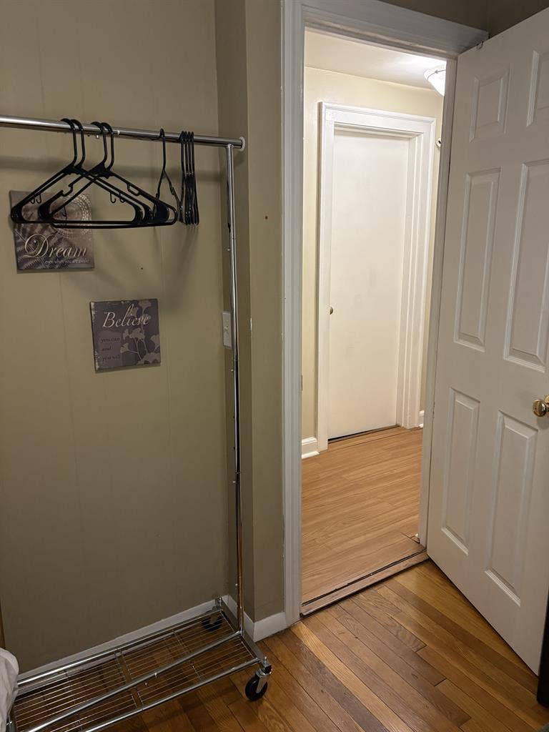 Small cozy room in Newton $