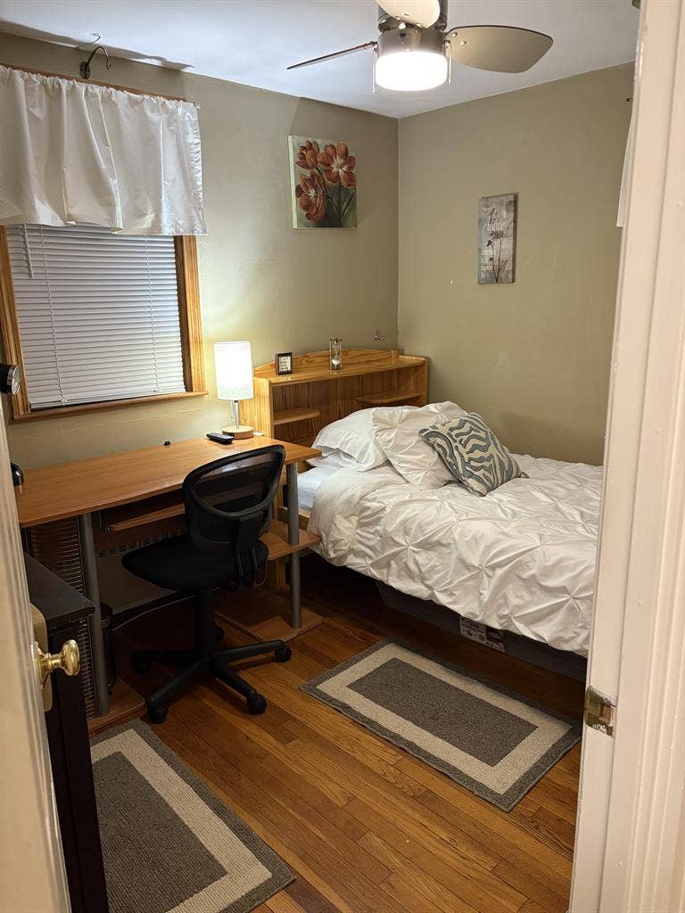 Small cozy room in Newton $